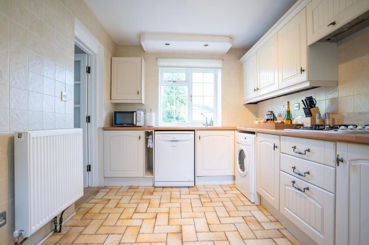 Beautiful Detached Home In Quaint Village Setting Wetherby Exterior foto