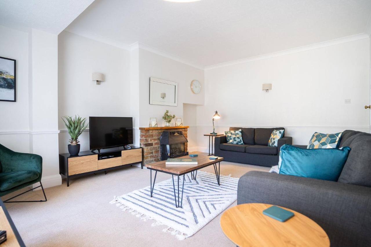 Beautiful Detached Home In Quaint Village Setting Wetherby Exterior foto