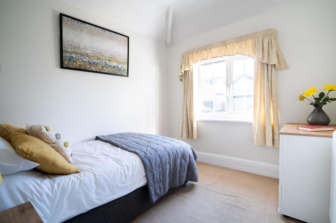 Beautiful Detached Home In Quaint Village Setting Wetherby Exterior foto